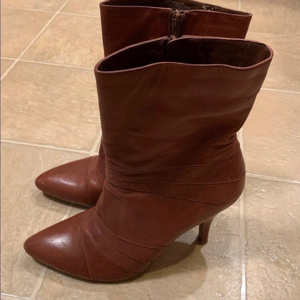 Stunning Nine West All Leather Boots in size 9.